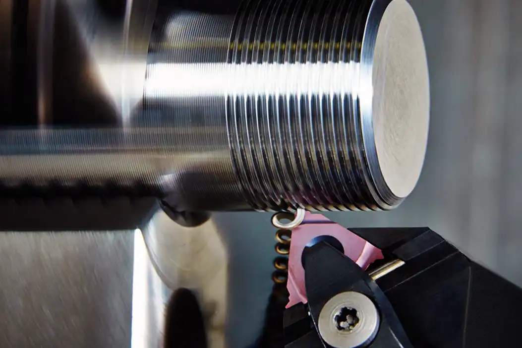 Thread turning operation with an indexable insert